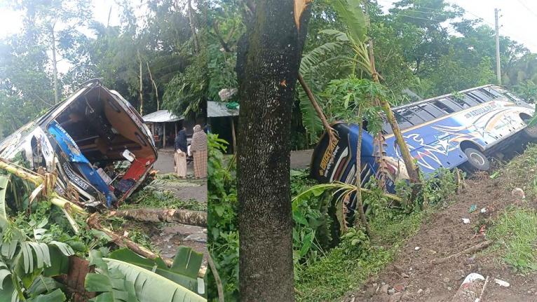 ভারি বৃষ্টিতে যাত্রীবাহী বাস খাদে, আহত অন্তত ২০