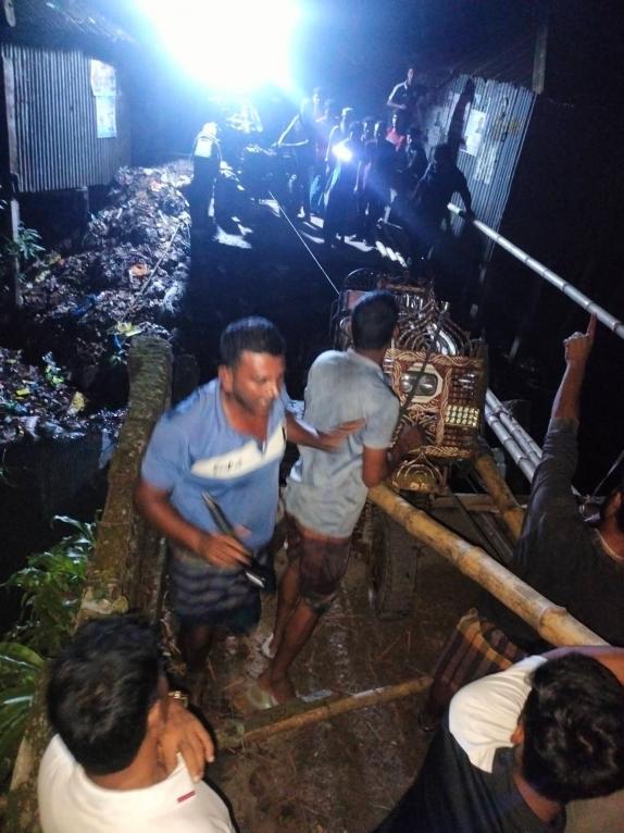 আগৈলঝাড়ার আস্কর হাটের ব্রিজ ভেঙে দশ সহস্রাধিক লোক ও  স্কুল-কলেজের শিক্ষার্থীদের যাতায়াতে চরম দুর্ভোগ