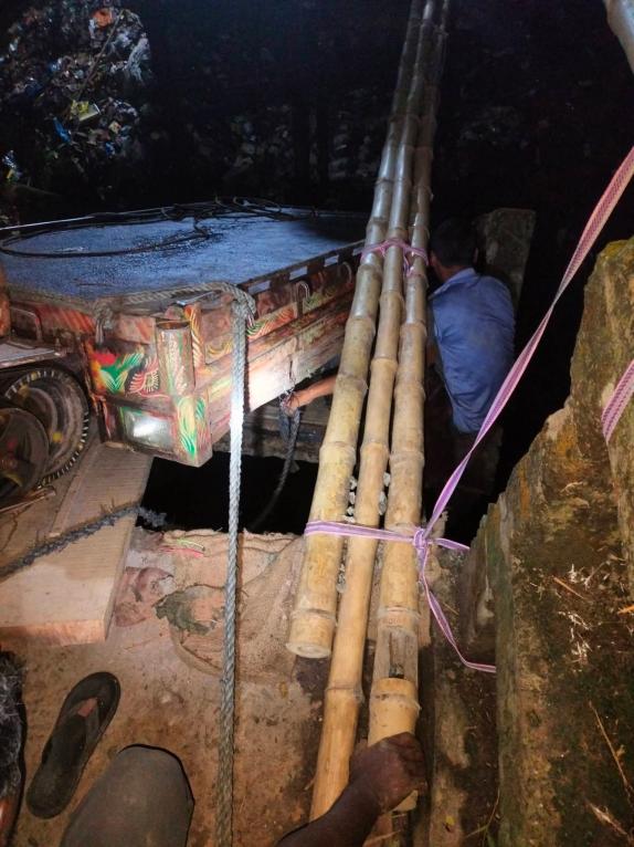 আগৈলঝাড়ার আস্কর হাটের ব্রিজ ভেঙে দশ সহস্রাধিক লোক ও  স্কুল-কলেজের শিক্ষার্থীদের যাতায়াতে চরম দুর্ভোগ