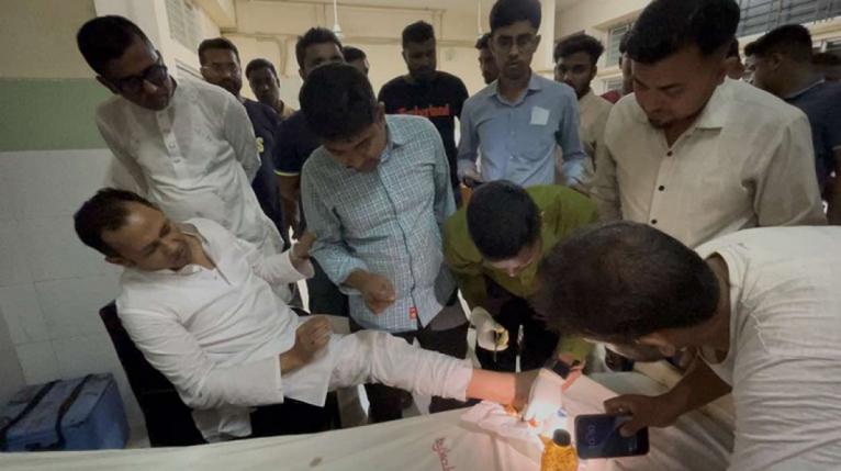দুই পক্ষের সংঘর্ষ থামাতে গিয়ে আহত এমপি