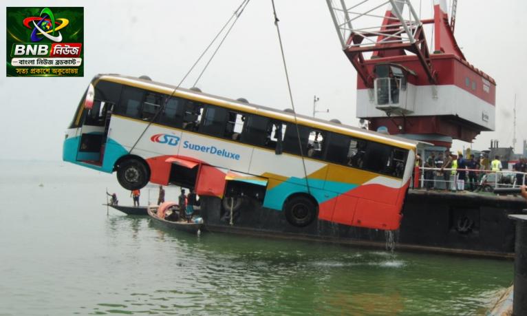ডুবে যাওয়া বাসটি উদ্ধার, হতাহতের ঘটনা ঘটেনি