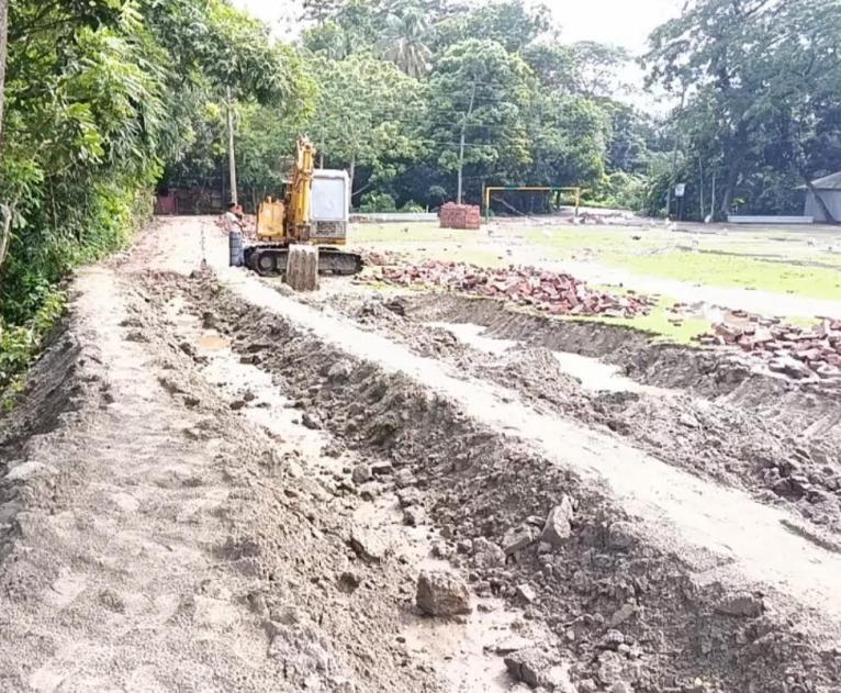 আগৈলঝাড়ায় নিজস্ব অর্থায়নে সড়ক সংস্কারে এলাকাবাসী